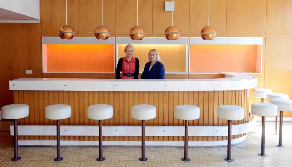 Marit Krätzer von der Stasi-Unterlagenbehörde (links) und Finanzamtvorsteherin Brigitte Berking stehen zur Museumsnacht zwar nicht hinter dem Tresen - aber sie laden in die Bar der ehemaligen Stasi-Zentrale ein.