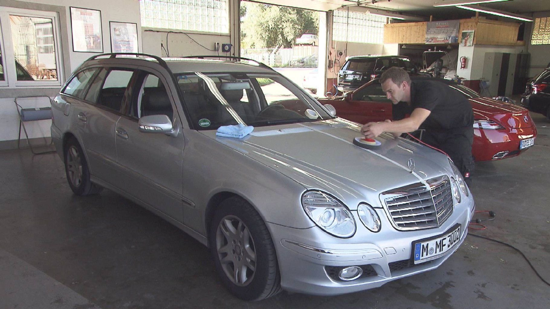 Vorsicht bei der Lackpflege! Es sollten nur hochwertige Produkte verwendet werden, sonst richtet man Schäden am Lack an.