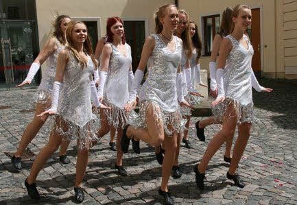 Der Freizeittreff tanzt einen Charleston.