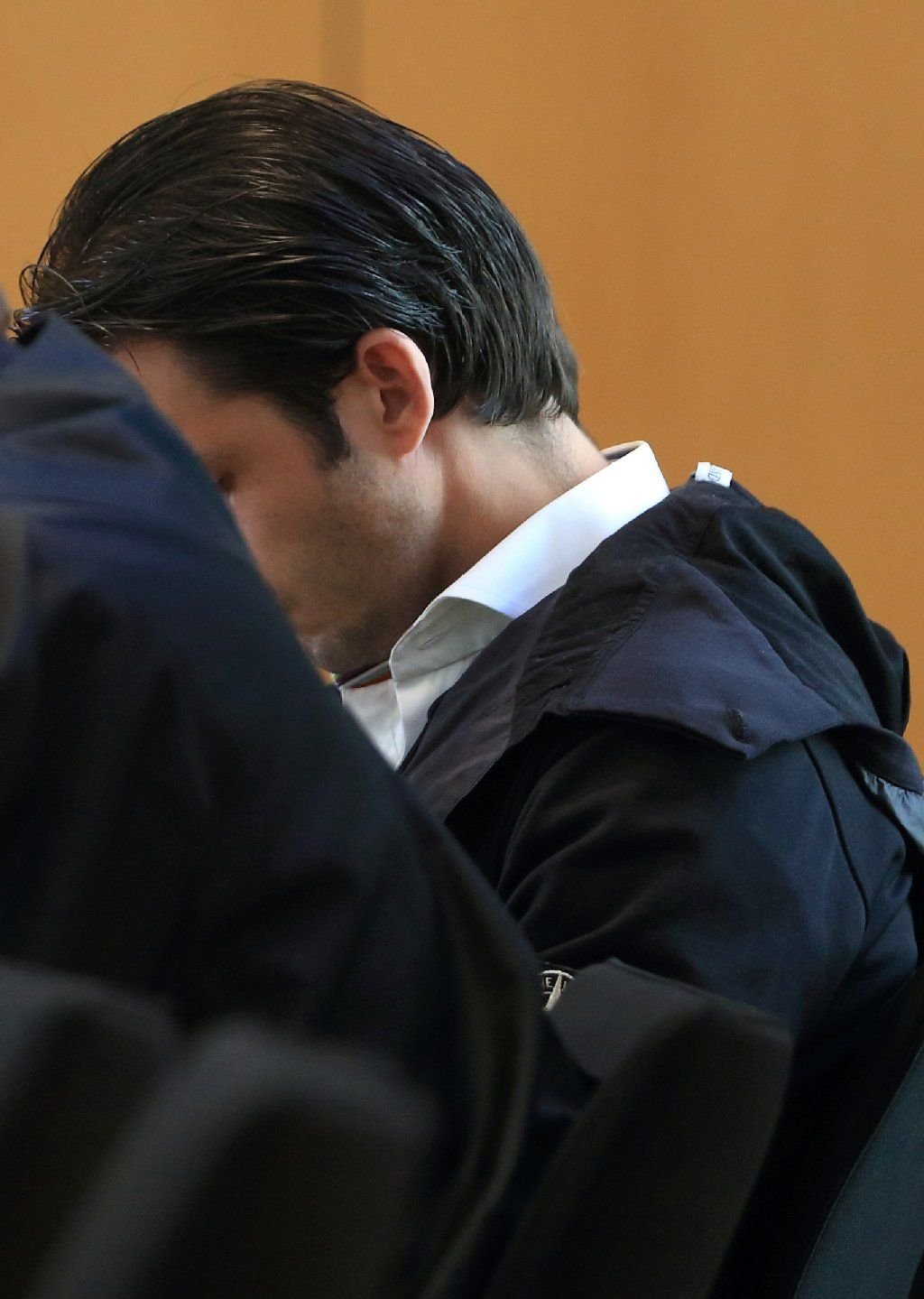 Der Angeklagte Stanley H. wartet im Landgericht in Magdeburg auf seine Urteilsverkündung. Der Mann wurde zu acht Jahren Haft verurteilt.