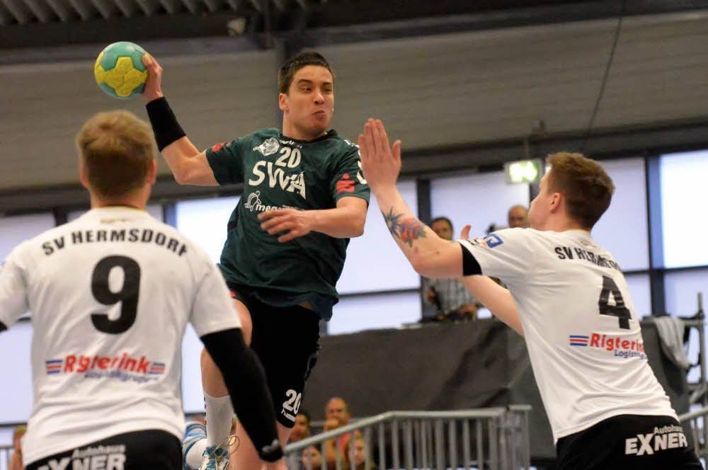Für den Klassenerhalt sollten Alexander Weber (beim Wurf) und der HC Aschersleben beide Spiele gewinnen.
