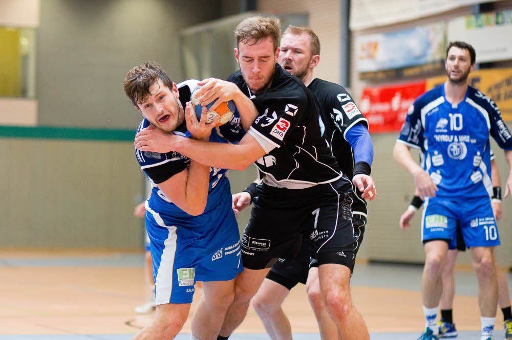 Kämpft um jeden Ball: Dessau-Roßlaus Kreisläufer Sebastian Donath (l.), hier im Spiel gegen Leipzig.