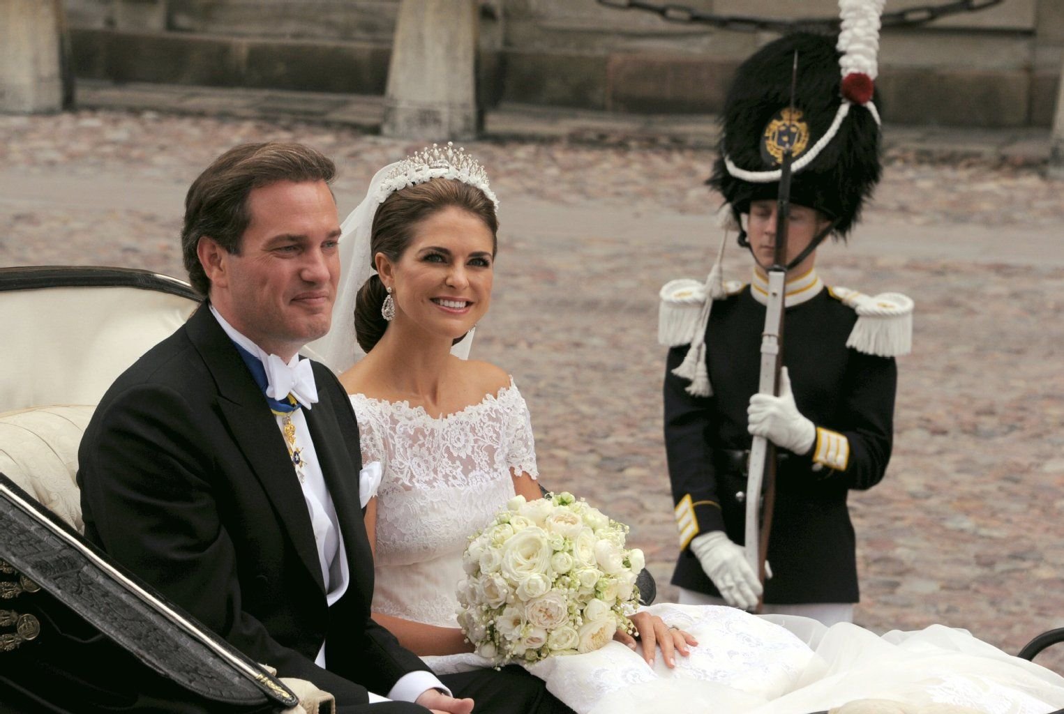 Prinzessin Madeleine und ihr Ehemann fahren nach der Trauung in einer Kutsche durch Stockholm.