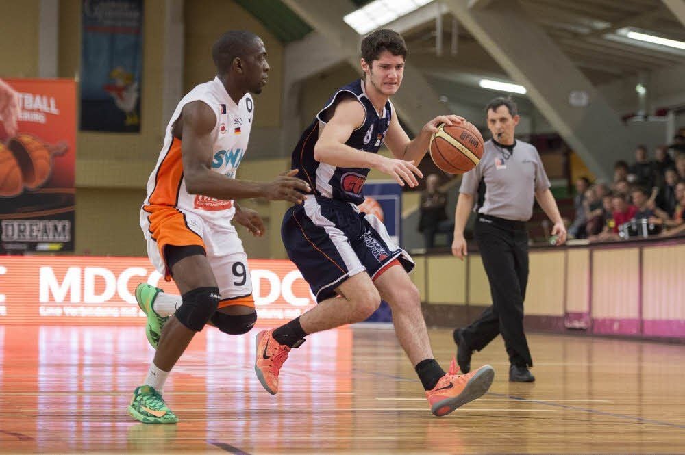 An das Rückspiel in Magdeburg haben die BSW Sixers, hier Robert Zinn am Ball, gute Erinnerungen - es wurde gewonnen. Wie es für beide Vereine nun weitergeht, steht noch nicht endgültig fest.