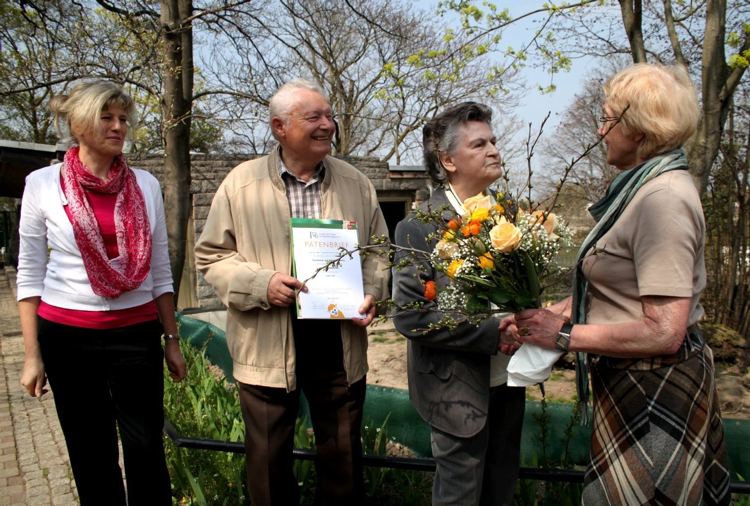 Gerhard (2.v.l.) und Rosemarie (3.v.l.) Stolte haben am Mittwoch offiziell die 1.000 Patenschaft für ein Tier aus dem halleschen Bergzoo übernommen.