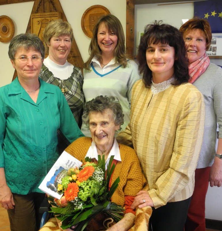 Elsa Hanisch im Kreis „ihrer“ DRK-Schwestern: Elke Härtel, Heike Mißbach, Yvonne Krüger, Carola Hinze und Gisela Schlüter (v.l.n.r.).