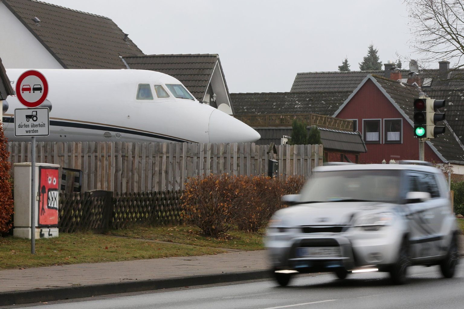 Gucken. Und noch mal gucken. Ja, da steht tatsächlich ein Flugzeug im Garten.