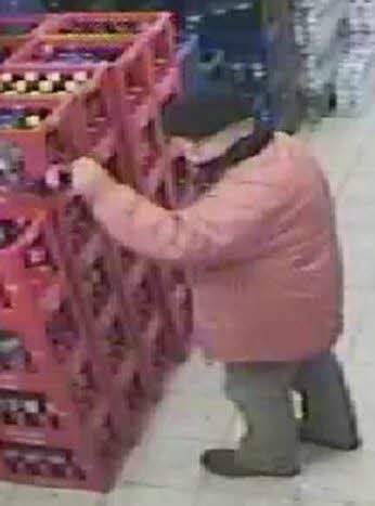 Der Supermarkt-Räuber wurde bei verschiedenen Überfällen von Überwachungskameras gefilmt.