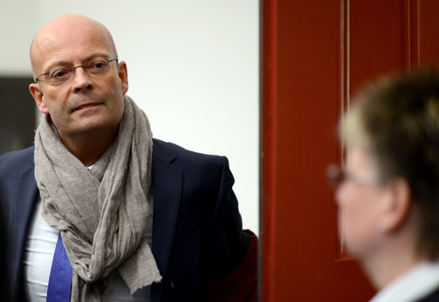 Der Oberbürgermeister von Halle (Saale), Bernd Wiegand (parteilos), vor Beginn der Verhandlung am Landgericht in Halle.