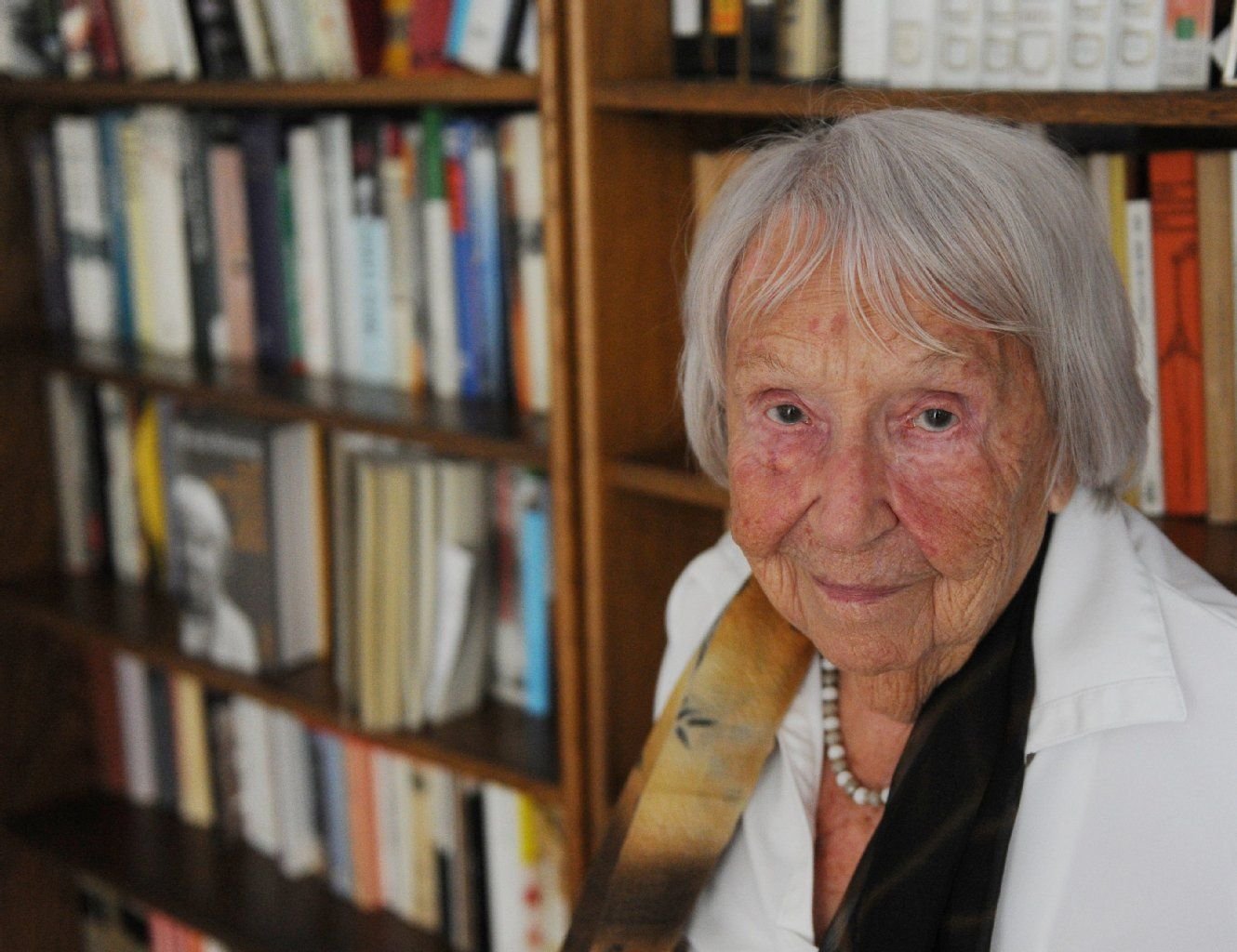 Elfriede Brüning im Jahre 2010 in ihrer Wohnung in Berlin-Mitte. Die Schriftstellerin ist am Dienstag im Alter von 103 Jahren verstorben.