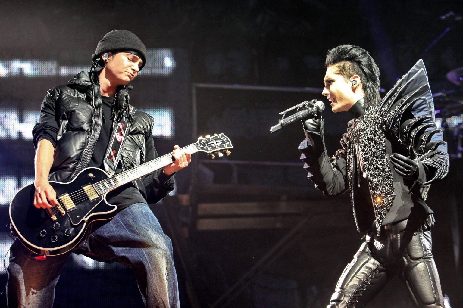 Die Musiker und Zwillingsbrüder Tom Kaulitz (l) und Bill Kaulitz von der Band Tokio Hotel bei einem Auftritt in Hamburg.