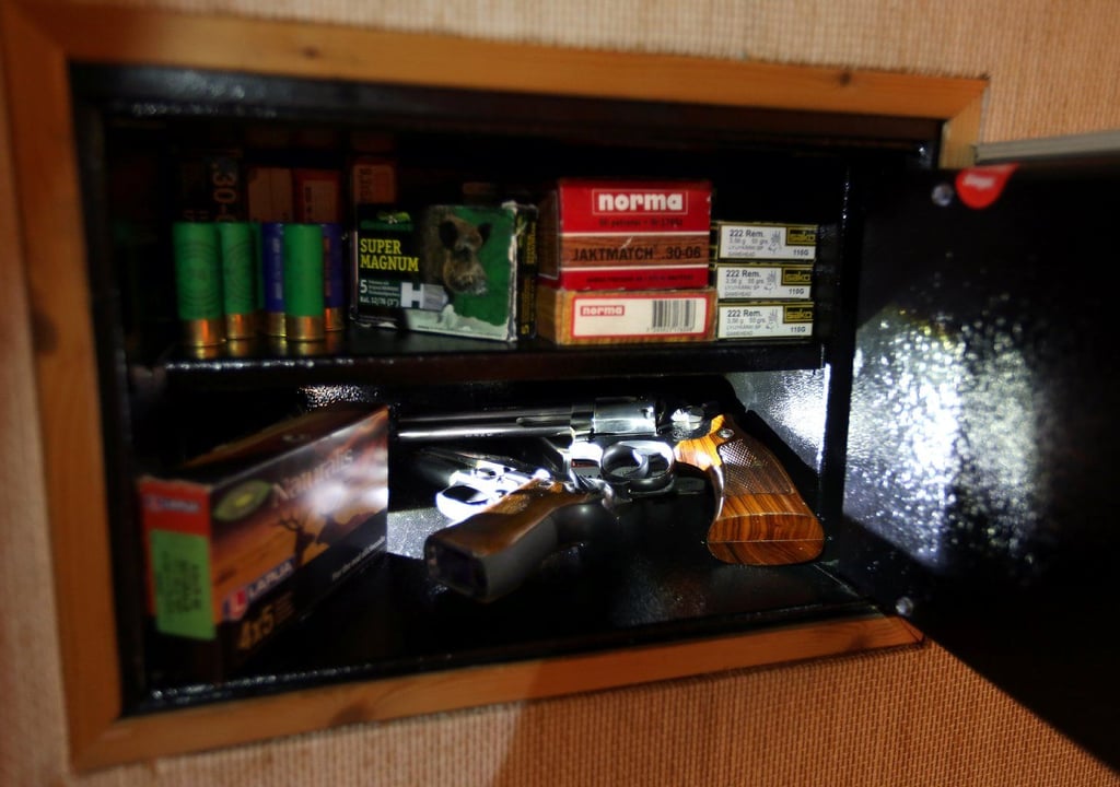 Zur sicheren Aufbewahrung von Waffen nach dem Waffengesetz liegen Revolver und Pistole in einem Waffenschrank der Sicherheitsstufe B.