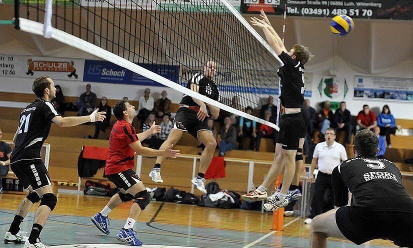 Die Landesoberliga-Volleyballer des MTV Wittenberg (im Angriff) stehen in der Mehrzweckhalle Juristenstraße dem USV Halle II gegenüber.