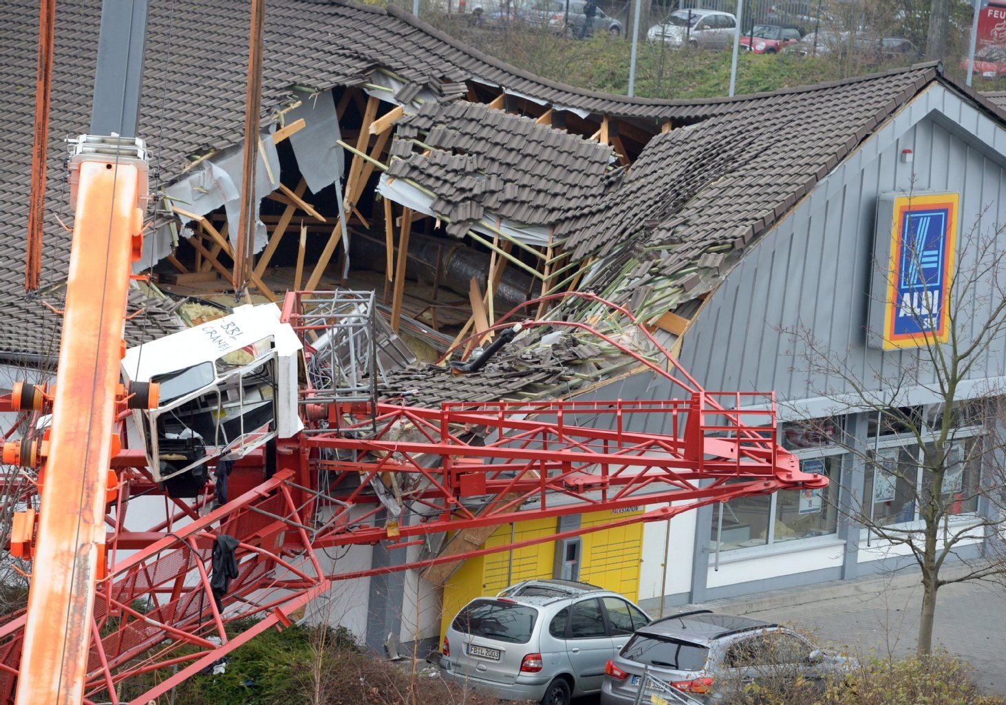 Teilweise eingestürzt ist in Bad Homburg das Dach eines Supermarktes, nachdem ein Kran hineingestürzt war.