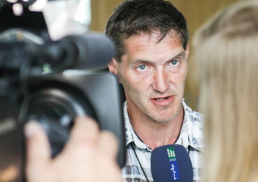 Großes Medieninteresse herrschte am Landgericht Magdeburg am Freitag beim Prozess gegen Jens Rennecke. Hier gibt der Eulenziehvater ein Fernsehinterview.