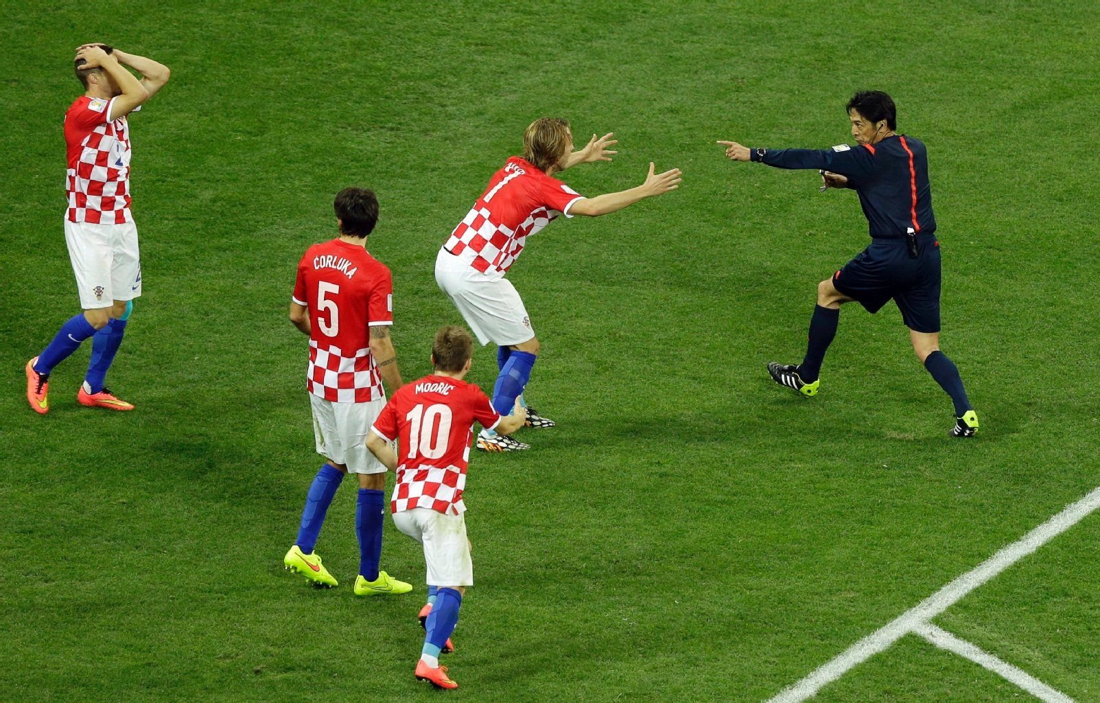 Yuichi Nishimura wird von einigen kroatischen Fans belagert.