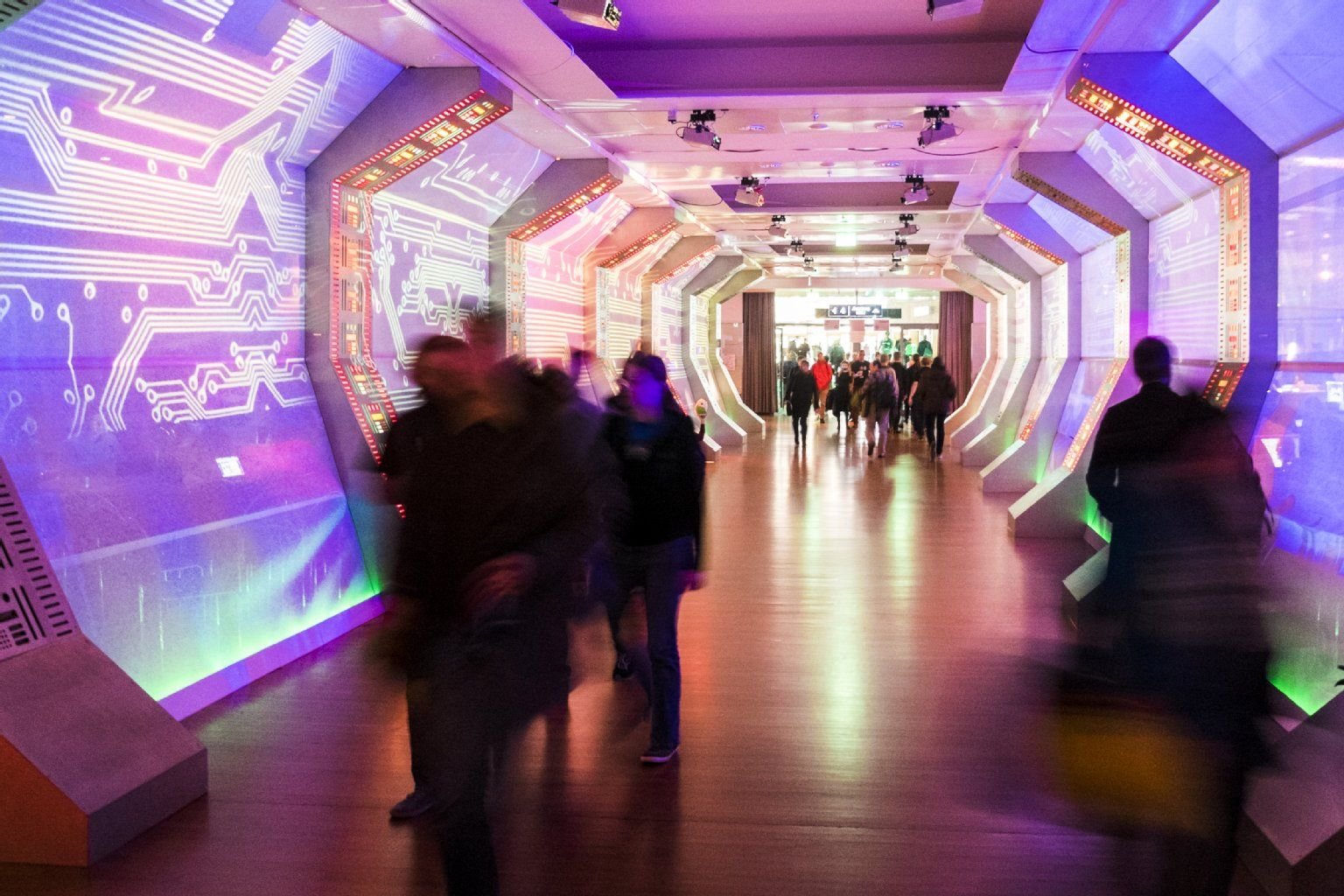 Wer das 31. Jahrestreffen des Chaos Computer Clubs besuchen wollte, muss erst einmal durch diesen bunten Tunnel.