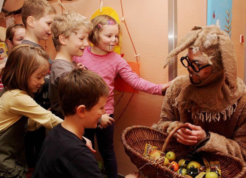 Osterhase alias Sozialassistent in spé Alexander Pollmächer beschenkte schon gestern Kinder in der Weißenfelser Integra-Tagesstätte „Kunterbunt“.