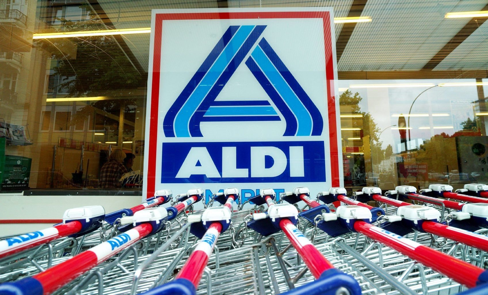 Die Discounter senken erneut Preise - diesmal für Getränke und Mehl.