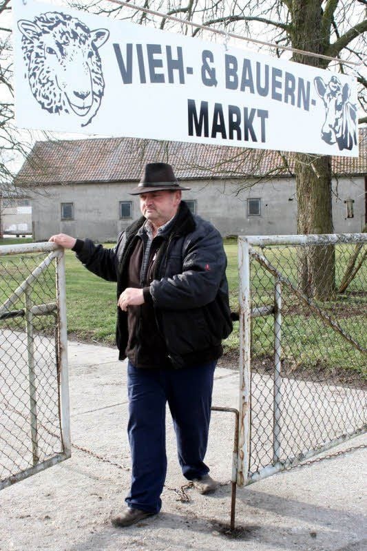 Frank Seide hat das Markt-Transparent gut sichtbar an der Einfahrt zum Gelände der Glücksburg Agrar e.G. in Zwuschen angebracht.