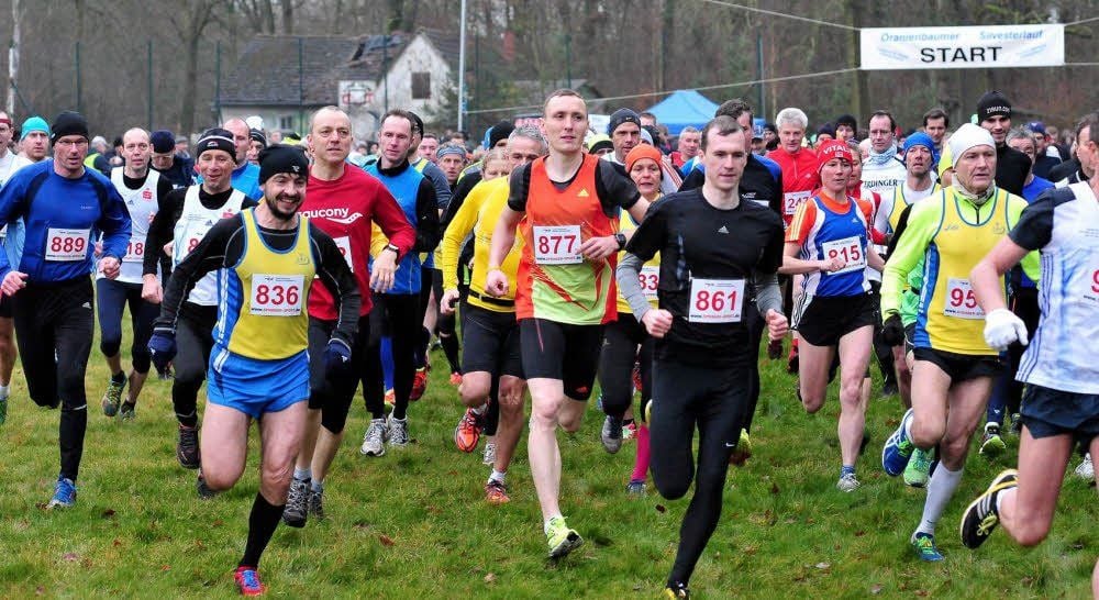 Ab geht die Post! Beim 34. Oranienbaumer Silvesterlauf suchten am Sonntag knapp 300 Teilnehmer die Herausforderung.
