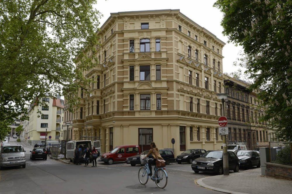 Das Eckhaus Adam-Kuckhoff-Straße 13 ist saniert.