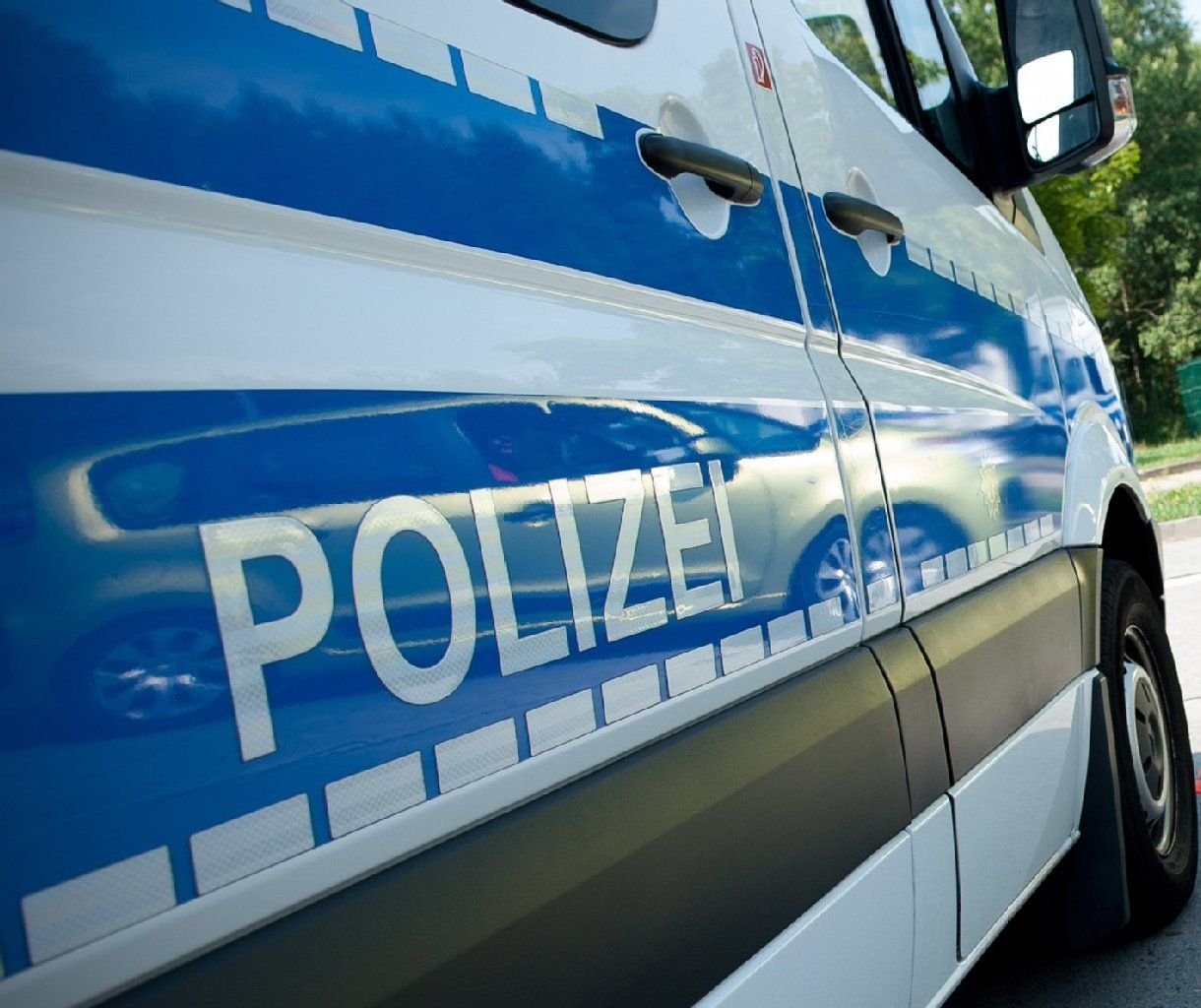 Schriftzug an einem Polizeifahrzeug.