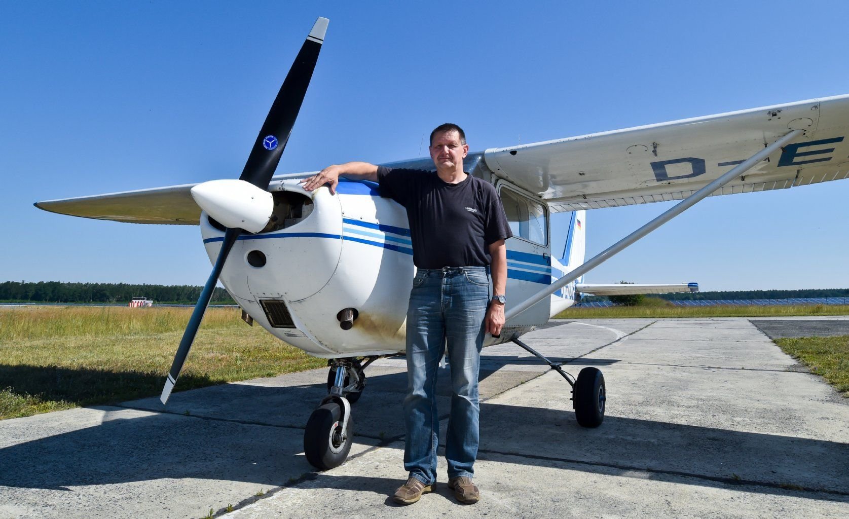 Der Flugleiter vom Airport Neuhardenberg und Pilot, Volker Dabow, am Tower auf dem Flughafen in Neuhardenberg.