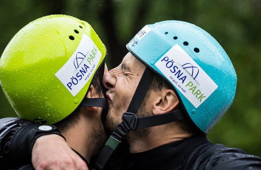 Ein Kuss für den Bruder: Kevin Müller (r.) und Kai