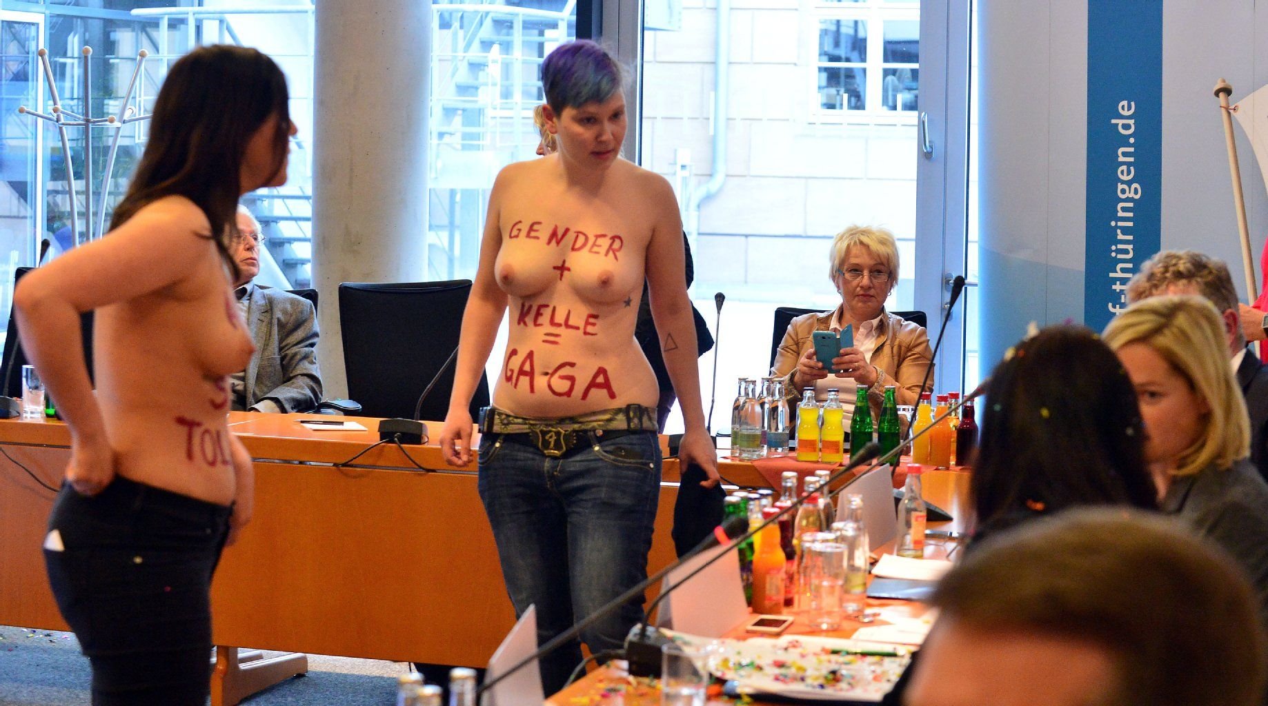 Zwei junge Frauen protestieren am 22.04.2015 im Thüringer Landtag in Erfurt mit entblößtem Oberkörper.