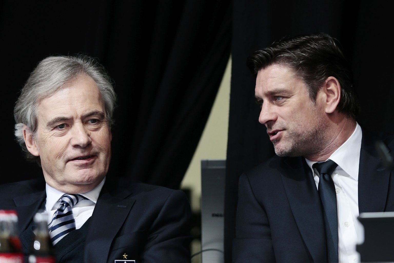 Stehen vor dem Aus: HSV-Präsident Carl Edgar Jarchow und Oliver Kreutzer in der Imtech-Arena in Hamburg bei der außerordentlichen Mitgliederversammlung des Fußball-Bundesligisten Hamburger SV.