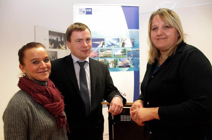IHK-Vizepräsident Daniel König freut sich mit Katrin Müller (li.) und Kathrin Sporbert über deren Schritt in die Selbständigkeit.