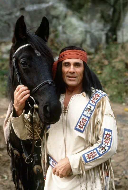 Berühmt geworden ist Gojko Mitic durch seine Indianerrollen.
