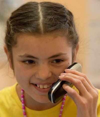Raihana telefoniert mit einem afghanischen Dolmetscher.