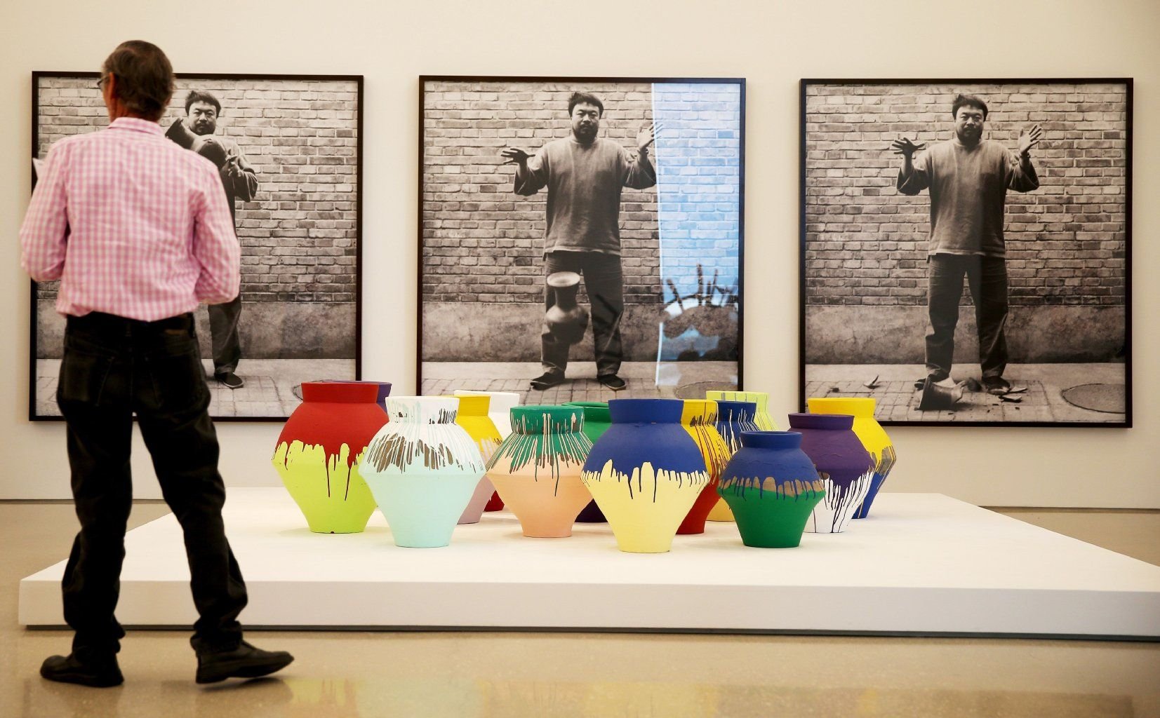 Die Vasen-Installation von Ai Weiwei im Perez Art Museum Miami.