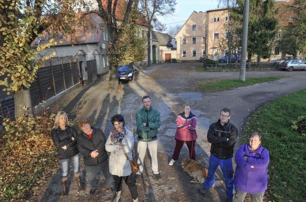 Sie sind gegen den Ausbau der Meilendorfer Straße vor ihren Grundstücken, von links: Veronika, Gerlinde und Liane Schmidt, Stefan Witt, Nancy Eisfeld, Torsten Hackauf und Silvia Eisfeld.