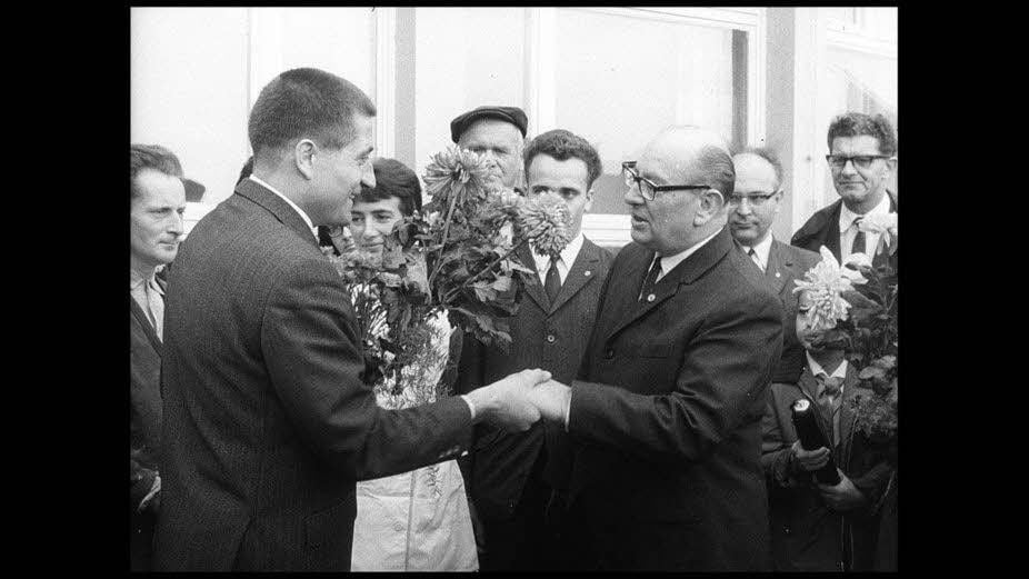 Oberbürgermeister Hans Pflüger gratuliert Hinrichs und seinem Team 1968 für die Erfolge im Aufbau. Später wurde er von der Stasi überwacht.