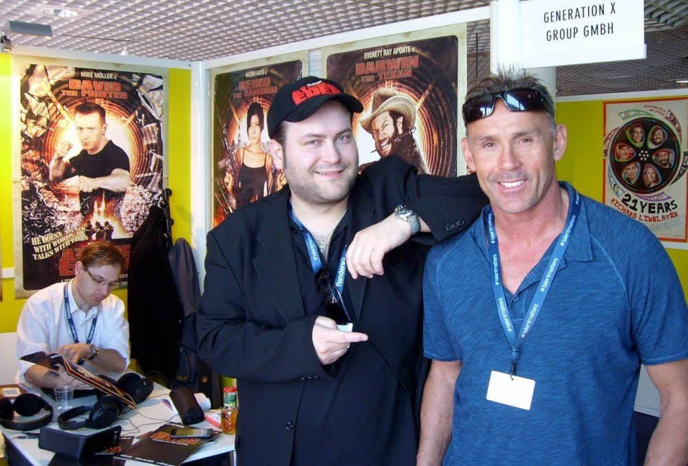 Der französische Actionstar Olivier Gruner (r.) schaute in Cannes am Stand von Nico Sentner (m.) vorbei.