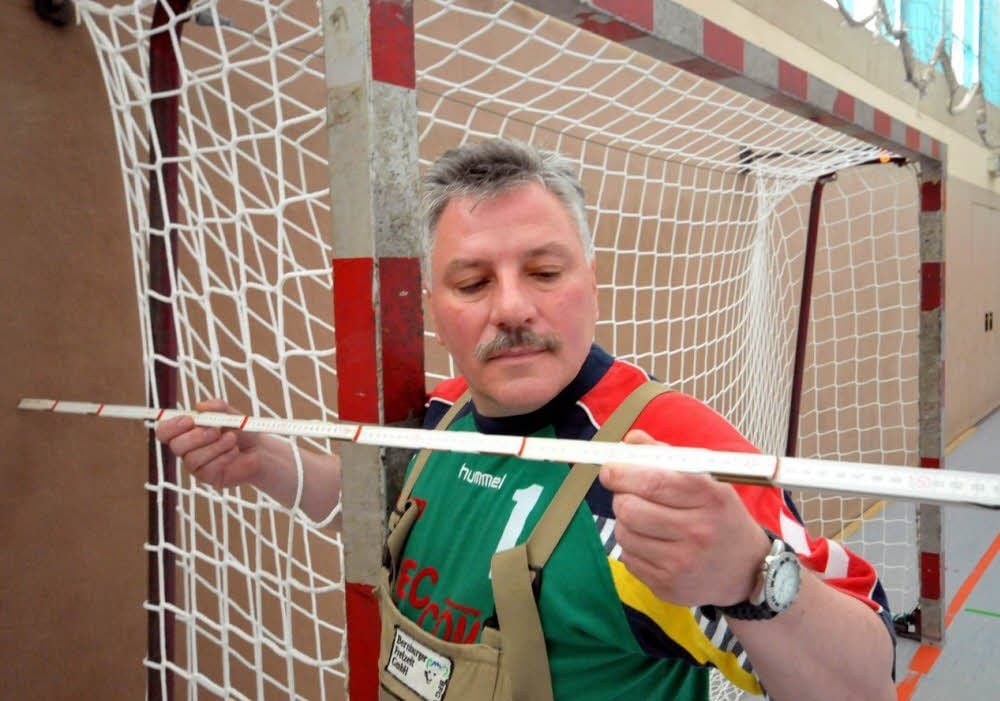 Hallenwart Andreas Krützner vermisst den Abstand zwischen Wand und Torauslinie. Statt der nun vom Handball-Bund geforderten 130 Zentimeter, beträgt er auf beiden Seiten nur 85.