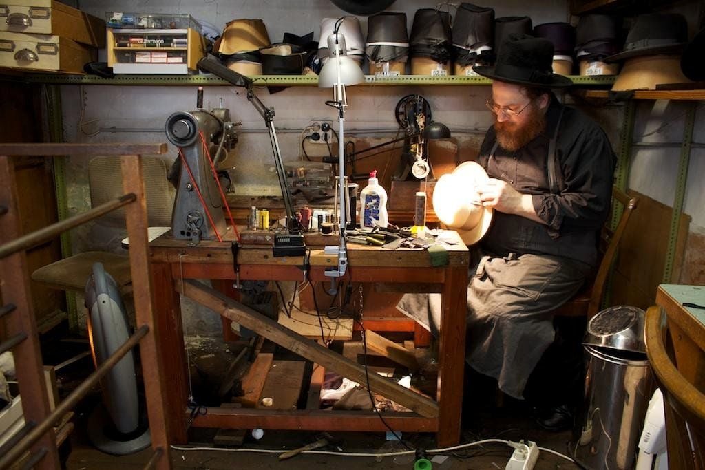 Shmuel Shapira fertigt elegante Herrenhüte von Hand an. In einem Geschäft, das es schon seit über 150 Jahren in Wien gibt.