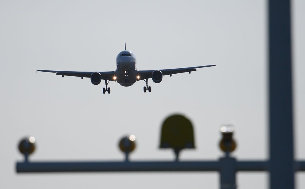 Ein Airbus A320 der Fluggesellschaft Sund Air beim Flug von Kos im Landeanflug auf den Flughafen Dresden International.