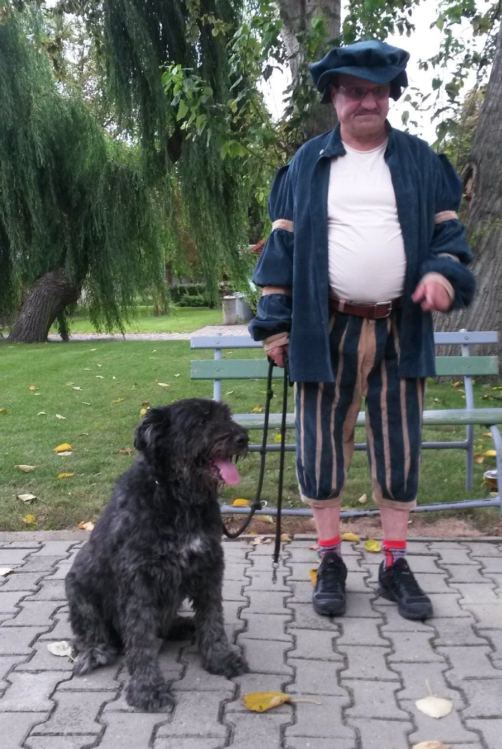 Hund Joschi und Herrchen Wolfgang Raschke waren auch schon im vergangenen Jahr bei der Tour von Torgau nach Wittenberg dabei.