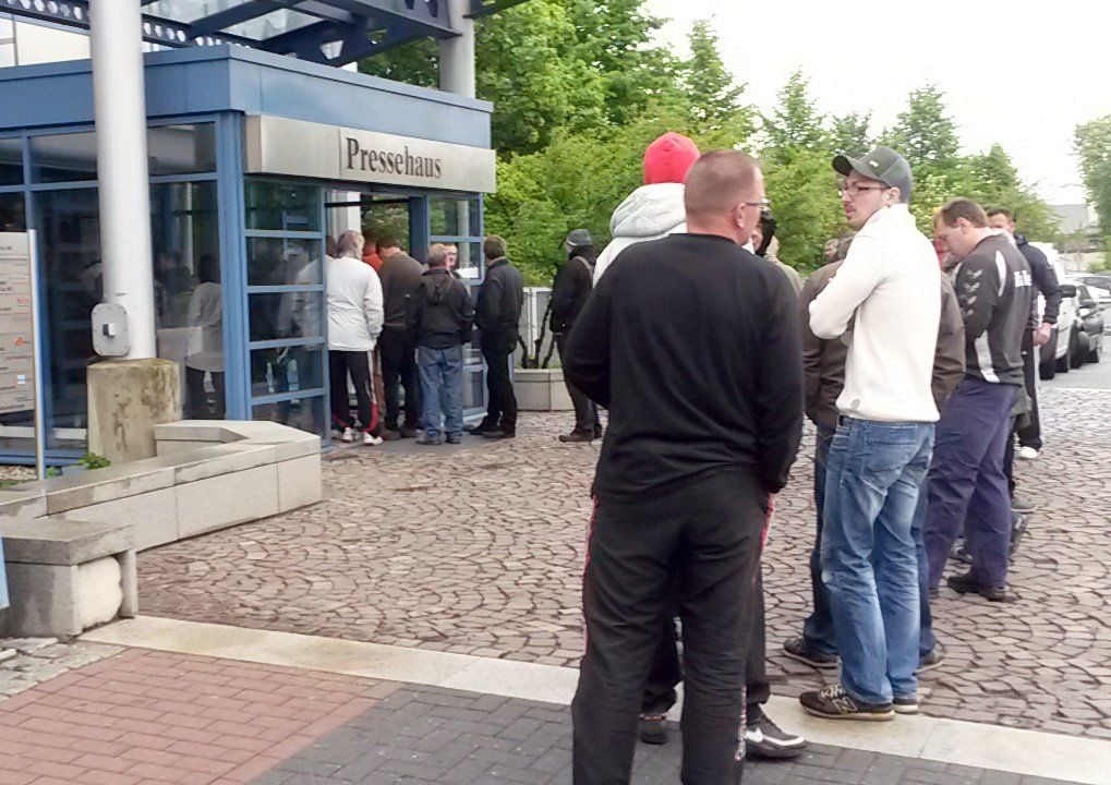Auch vor dem MZ-Servicecenter in der Delitzscher Straße standen die Fans für Pokalkarten an.