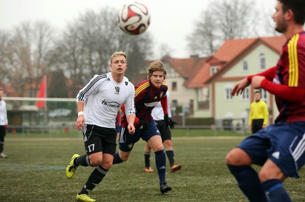 In den vergangenen Partien schaute Lok, hier Kapitän Tobias Große (Mitte), dem Ball oft hinterher.