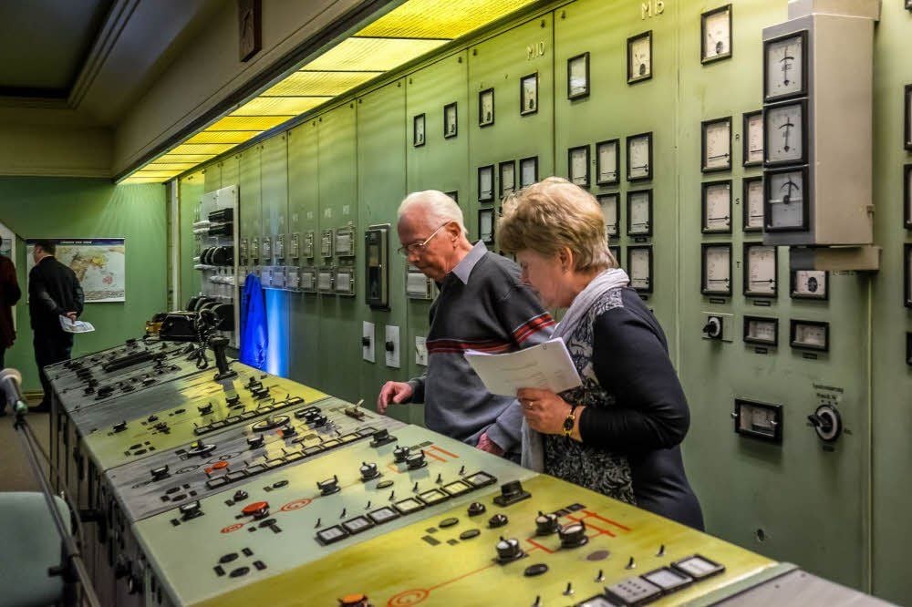 Blick in die Schaltwarte des stillgelegten Zschornewitzer Kraftwerks - vor 100 Jahren hat es neun Monate vom ersten Spatenstich bis zur Netzschaltung gedauert.
