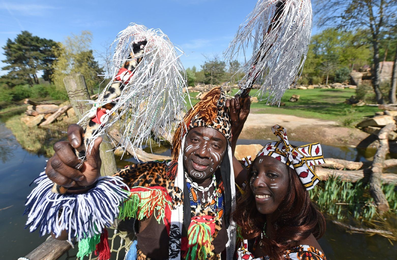 Die Folkloretänzer Ramana und Alfa aus Guinea tanzen zur Eröffnung des neuen Savannengeländes "Kiwara Kopje" im Zoo Leipzig. Nach 14-monatiger Bauzeit wurde die afrikanische Fels- und Steppenlandschaft jetzt eröffnet.