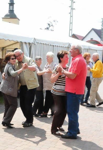 Auf Naundorfs Anger wurde bei den Klängen der Seydaer Blasmusikanten die Straße zum Tanzparkett .