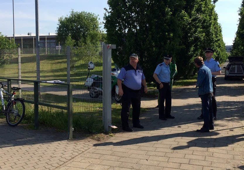 Polizisten vor der Berufsschule. Diese war über vier Stunden evakuiert. Die Anhalt-Arena war in dieser Zeit Anlaufpunkt für die Schüler