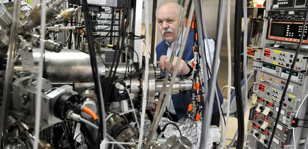 Sein Labor am Max-Planck-Institut ist gleichzeitig Jürgen Kirschners Büro - und so etwas wie sein zweites Wohnzimmer.
