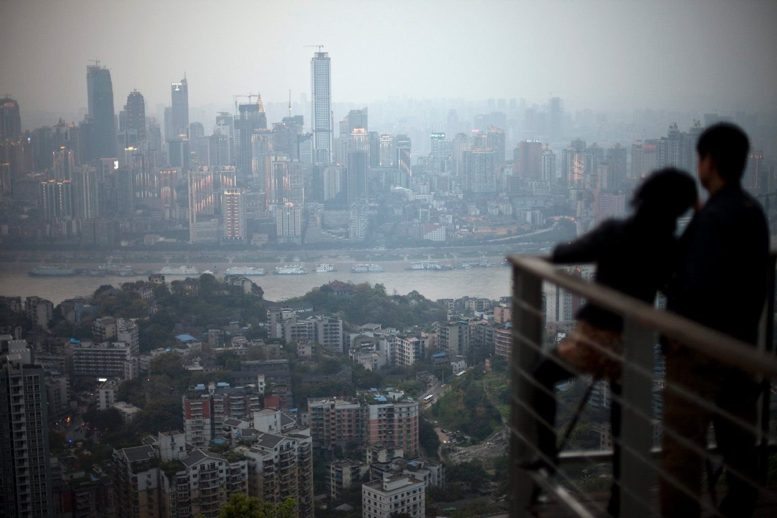 In Chongqing am Zusammenfluss von Jangtsekiang und Jialing im Nordosten von China leben rund 29 Millionen Menschen. Nach Eingliederung mehrerer Großstädte der Umgebung entstand eine Verwaltungseinheit etwa so groß wie Österreich. Damit ist Chongqing administrativ gesehen die größte Stadt der Welt.
